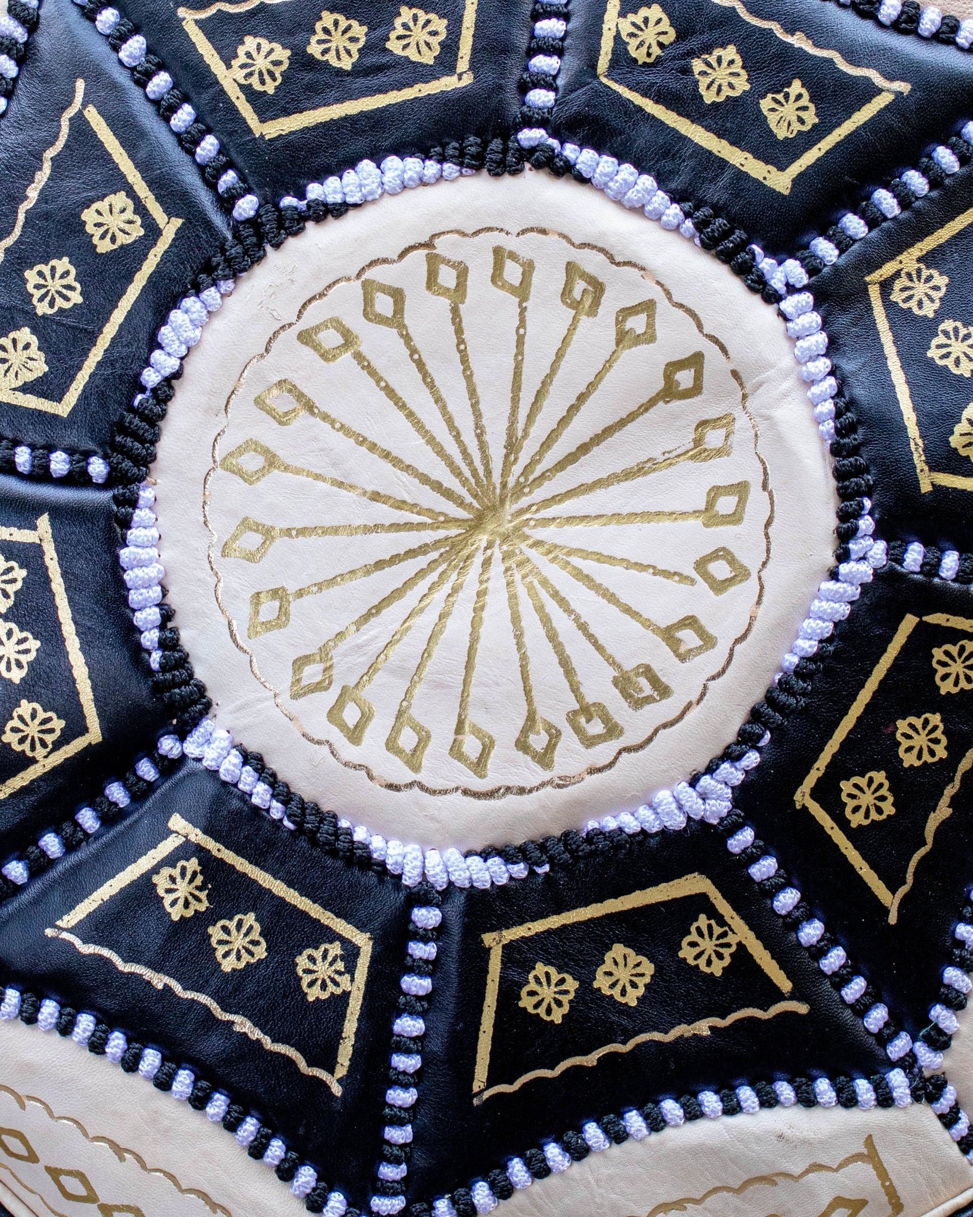 Black and cream pouf – concealed zip at base