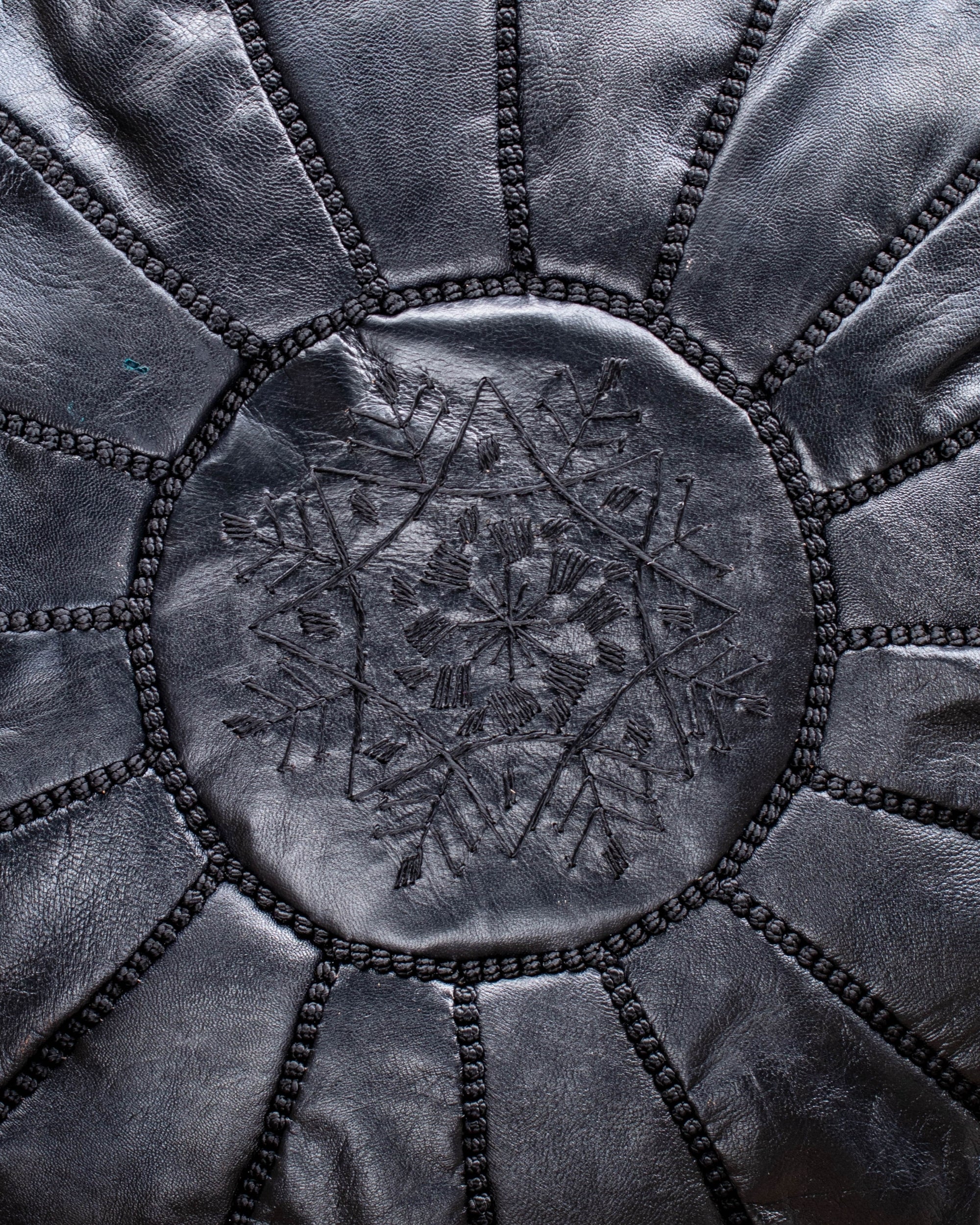 Filling guide – how to stuff the black pouf for a rounded shape