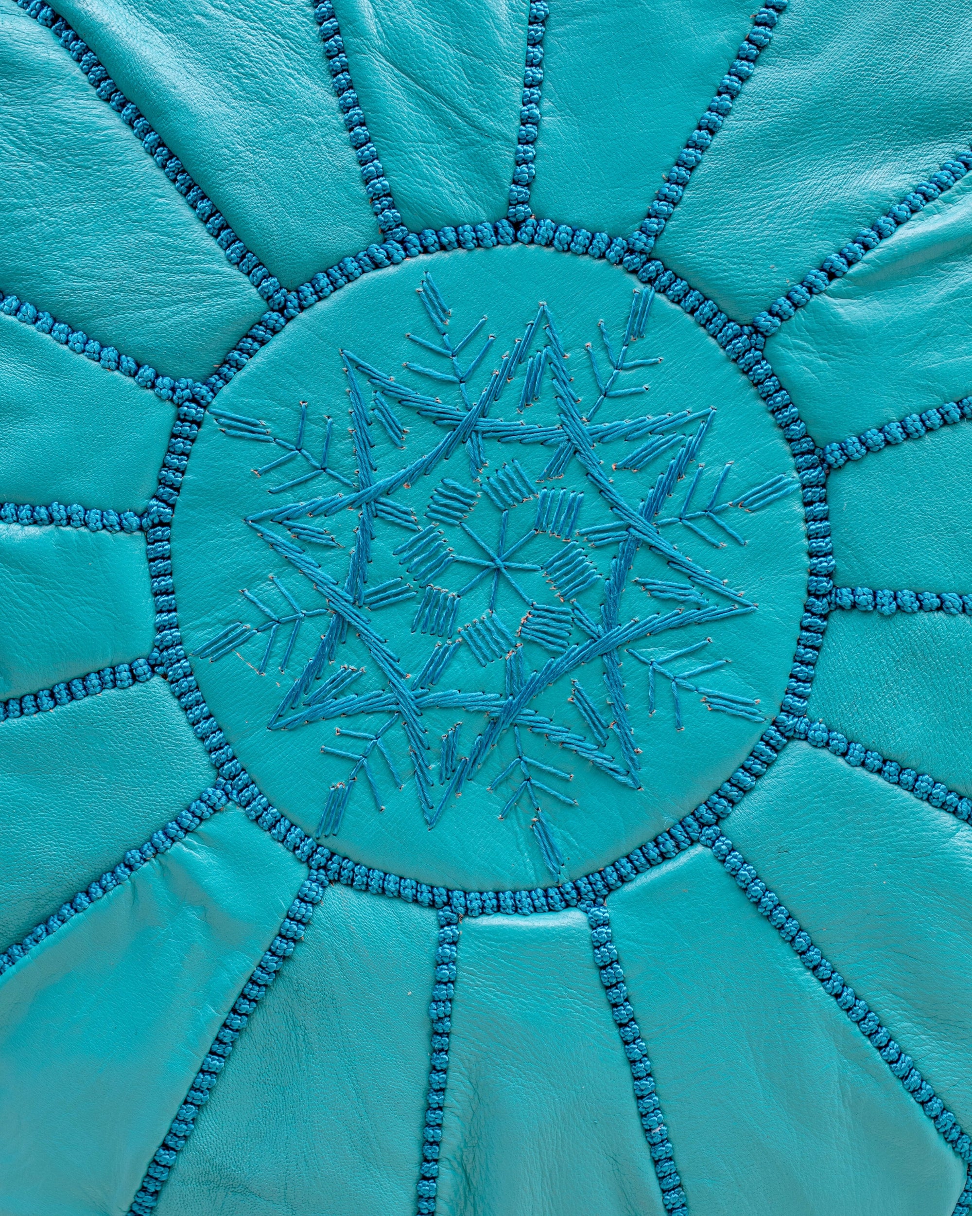 Filling guide – how to stuff the turquoise pouf for a rounded shape