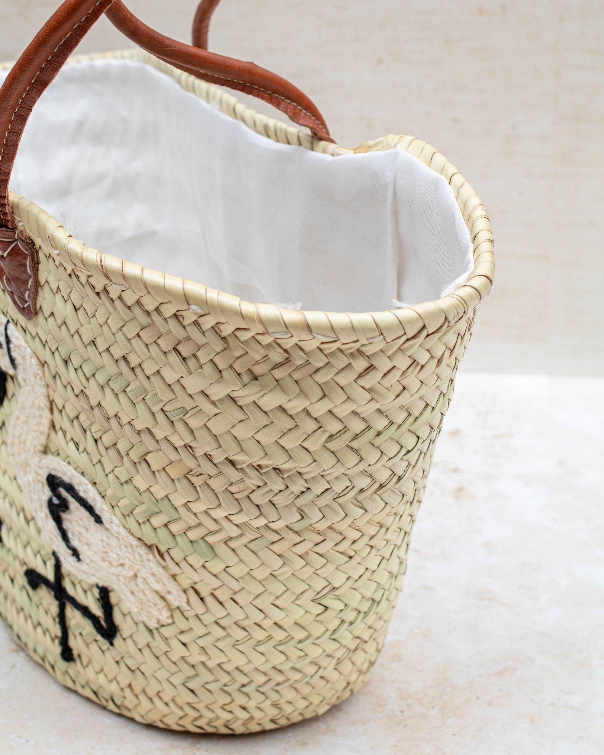 Leather handles and drawstring lining detail