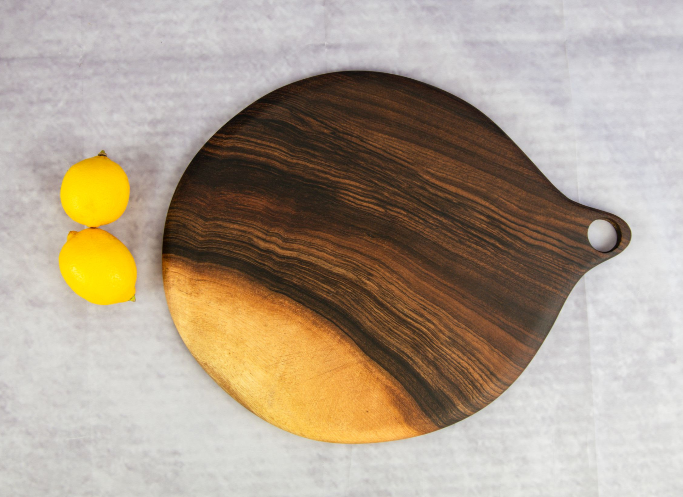 Olive Wood Artistry: Round End Grain Cutting Board – Perfect for Pizza Lovers, an Ideal Gift