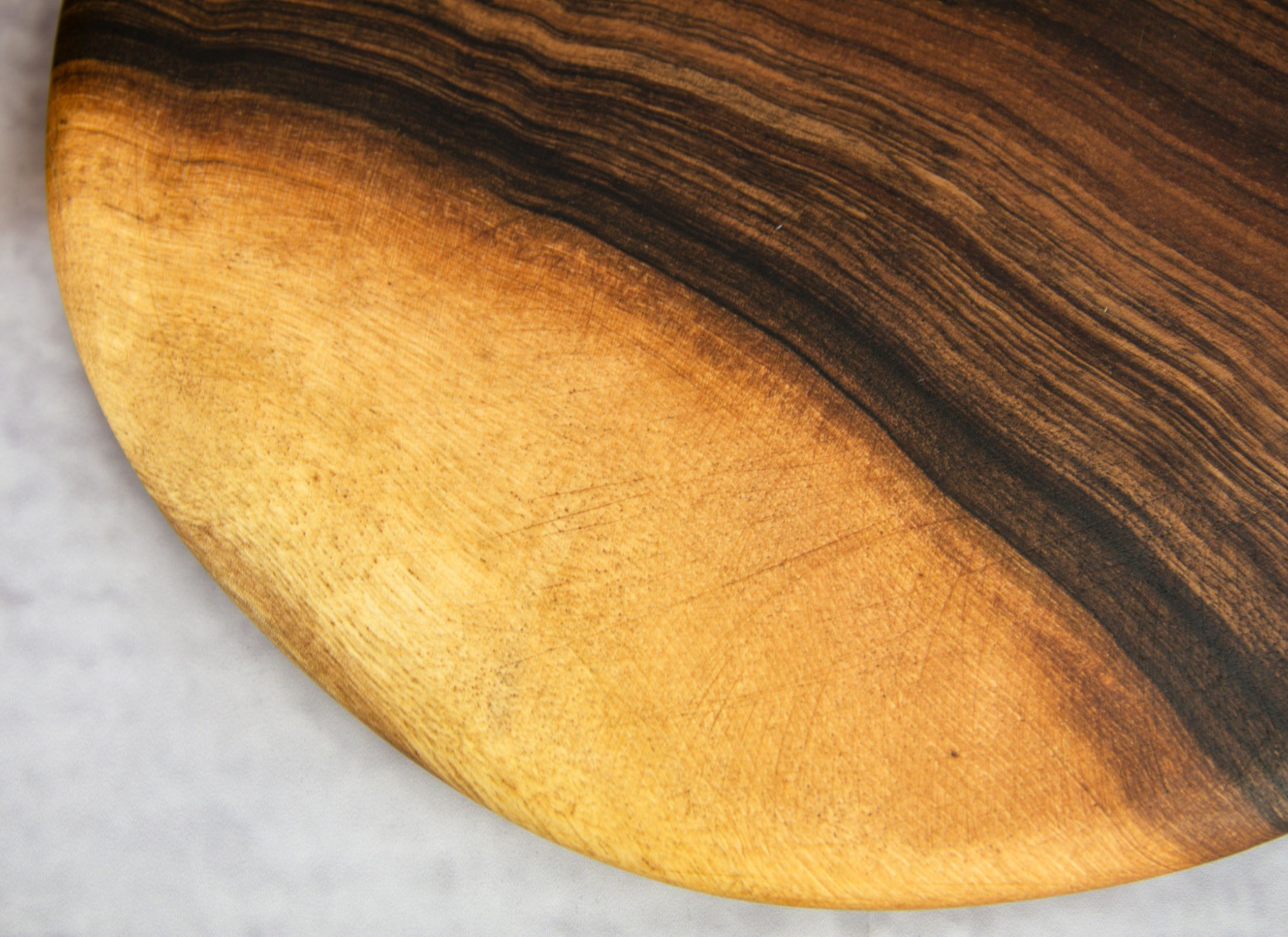 Olive Wood Artistry: Round End Grain Cutting Board – Perfect for Pizza Lovers, an Ideal Gift
