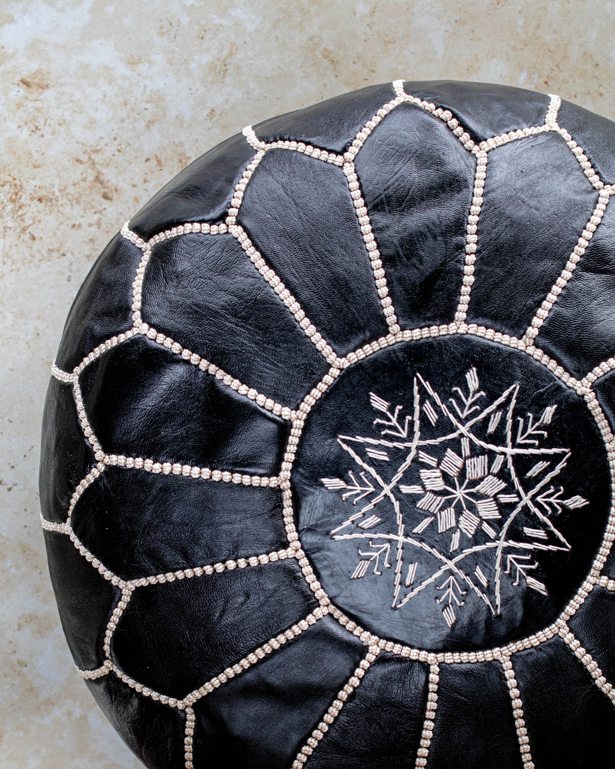 Filling guide for black Moroccan leather pouf